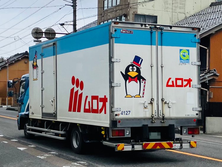 チルド物流を主とするムロオのトラック。このペンギンは「ブルペンくん」という名前だそう（岐阜県関ケ原）。