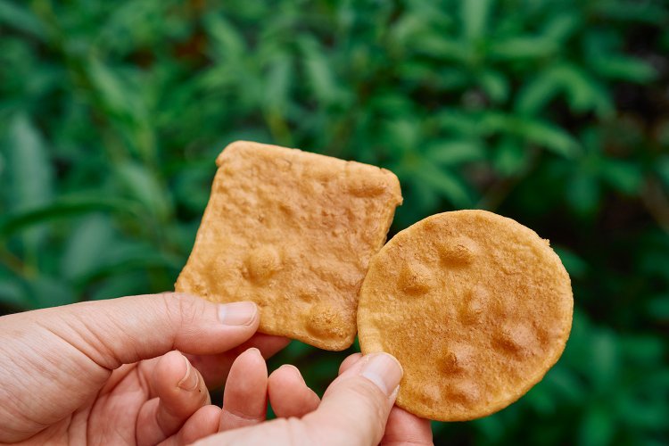 うす焼き 16枚入り600円（右）、うす焼き あら挽き10枚入り650円（左）。