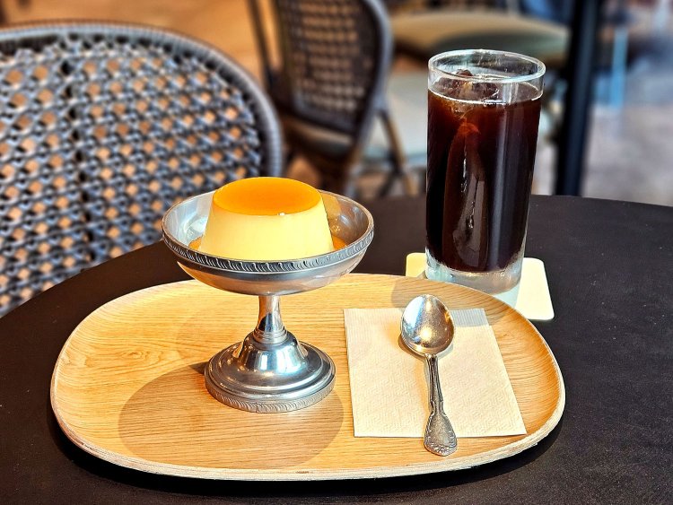 昔ながらのプリン500円、アイスコーヒー600円。