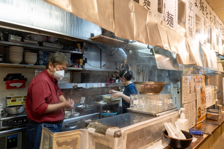 店主の湯澤さん夫妻。