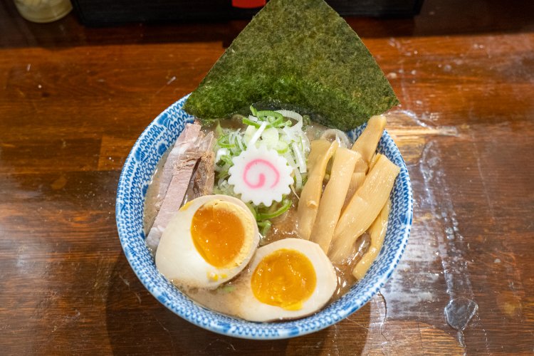 メンマ付き味玉創業からのつけ麺のスープ、並盛りの麺と合わせて1250円。