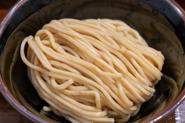 太麺の並盛り。全粒粉入りで香ばしい。