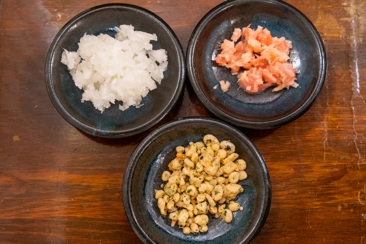 スープに加える薬味も3種類。左上から玉ねぎのみじん切り、紅生姜、揚げ玉。