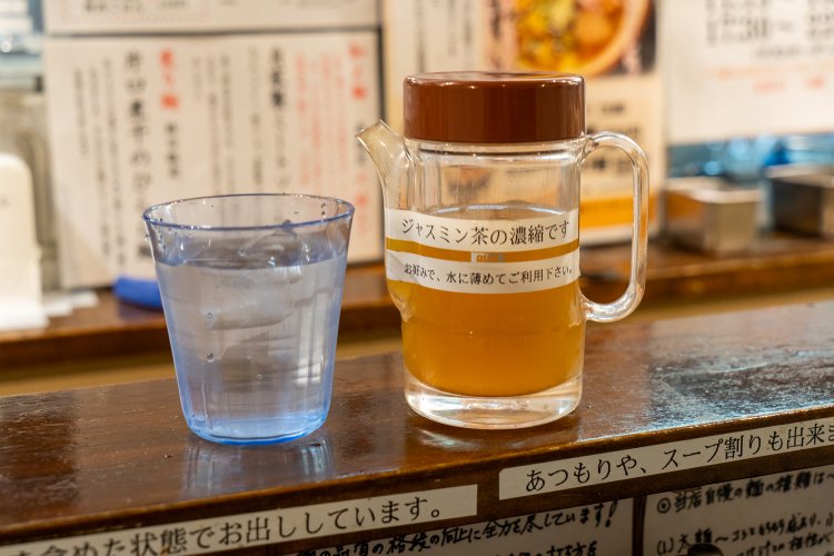 お冷やと一緒に濃縮されたジャスミン茶も出てくる。「こうすると水もジャスミン茶も飲めるから」という配慮がうれしい。