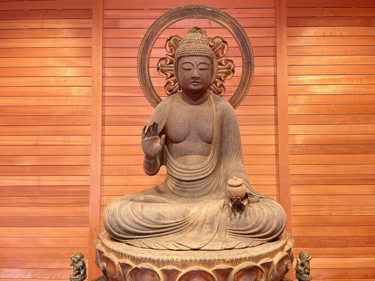 佐賀県「常福寺」の薬師如来像。