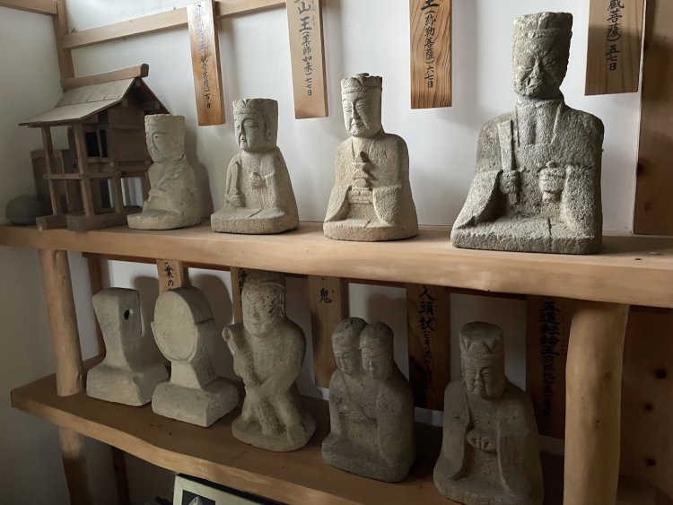 群馬県「追母薬師堂」の十王像（一部）。