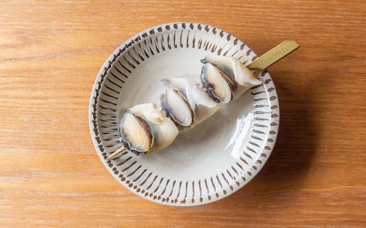 『蒲吉商店』（板橋区大谷口北町）のサザエ串。