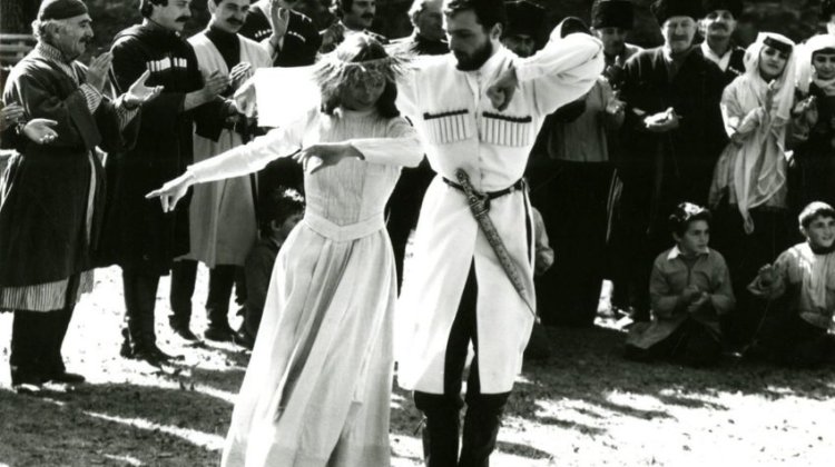 『昼は夜より長い』ラナ・ゴゴベリゼ監督／1983年／カラー／105分／ジョージア語版・日本語字幕＋英語字幕。