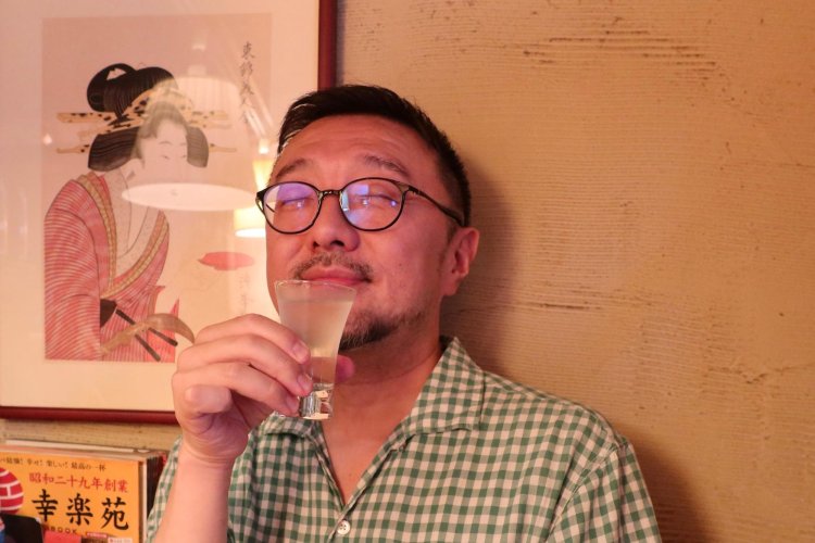 なんて幸せそうに酒を飲む人だ。手にしているのは「風が吹く 紫ラベル」700円。