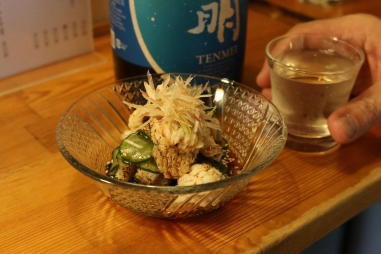 「山口 炙りはも、胡瓜の三杯酢」1000円。さっぱりとしつつも案外味つけはしっかりとしていて日本酒が進む。鱧の肉厚感がうれしい。