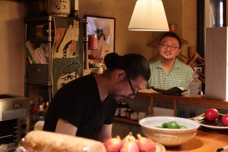 店主・甲田さんの仕事ぶりを眺めながら飲むのが『立呑み なぎ』の楽しみかた。