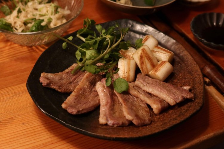 最後の一皿は「青森 バルバリー種鴨ロース 山椒焼き」1200円。ほどよい脂に山椒がとけて至高のうまみ。