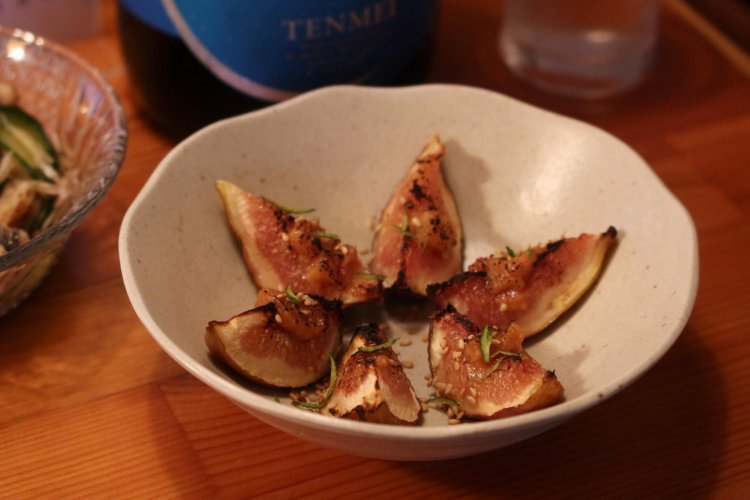 「焼きいちじくの味噌田楽、青柚子」1000円。焼きたてのとろんとした舌ざわりがたまらない！　いちじくの甘みに味噌の塩気と青柚子がぴりりとうまい。