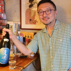 人気フードライター・白央篤司が10年通う、日本酒と旬の料理がうまい店。渋谷『立呑み なぎ』