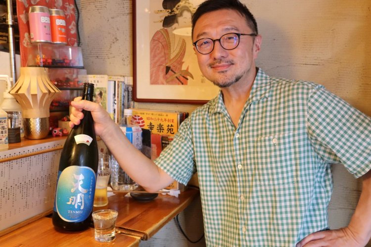 夏酒「天明 さらさら純米 生」600円。白央さんの定位置で。