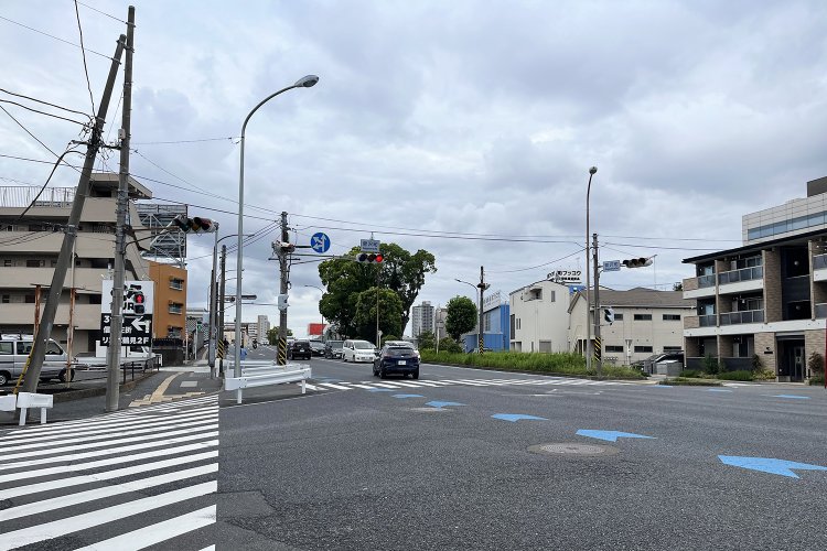 鶴見川を渡る手前。奥に見えるのが鶴見橋。