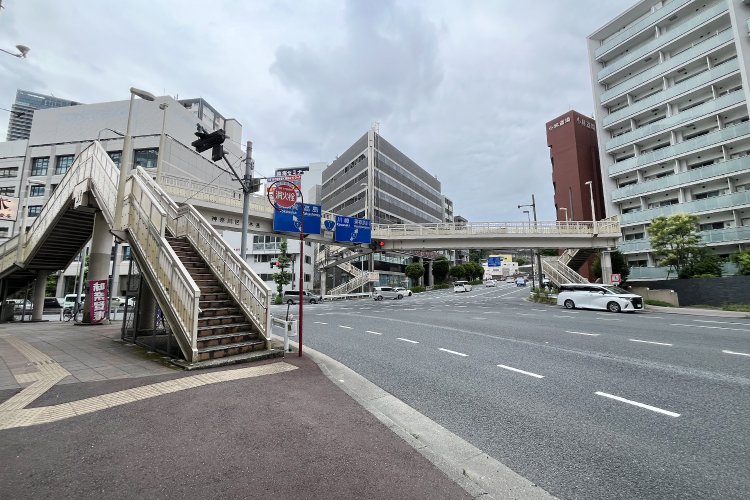 青木通交差点。ここから駅伝コースは国道1号へ。
