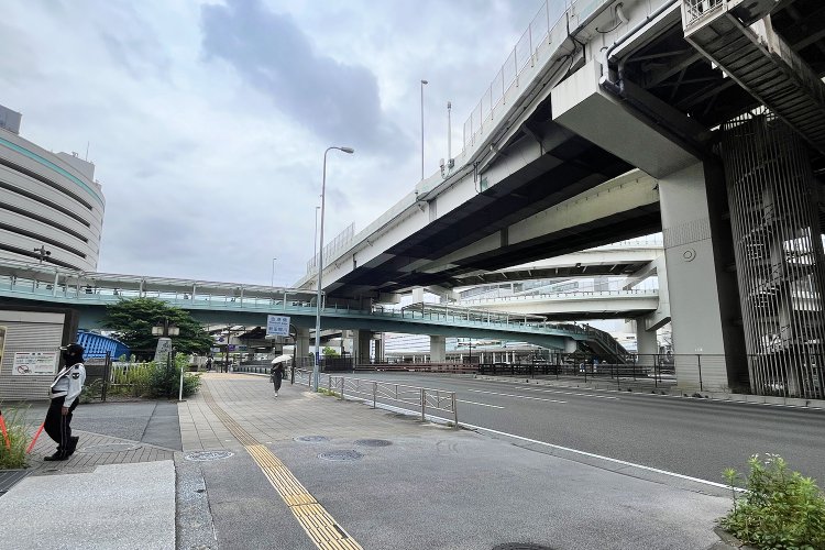 金港橋。写真右手奥が横浜駅。沿道の応援も一気に増えるエリアだ。