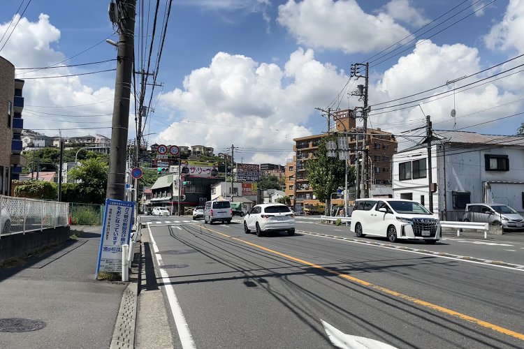 保土ヶ谷橋交差点の手前から見た瀬戸ケ谷の高台。