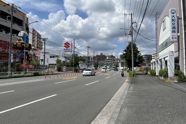 このカーブを抜けると勝負の時。坂はすでにじわじわ始まっている。