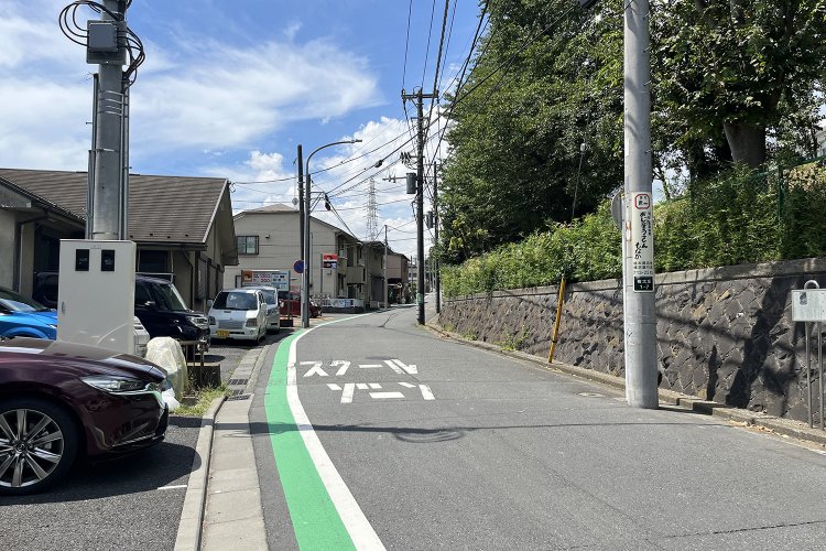 旧東海道の権太坂。打って変わって静かな道である。このあたり一帯は地名も保土ケ谷区権太坂。