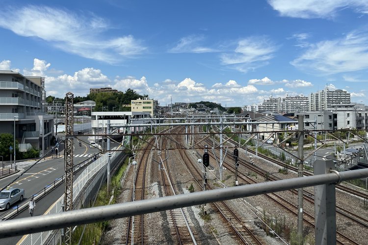 JR戸塚駅そばの跨線橋から見る、戸塚大踏切があった場所。2015年にアンダーパスができて踏切はなくなった。