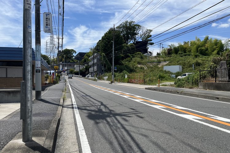 並行する旧東海道の方にも同じ箇所にかなり急な坂がある。写真右手奥にバイパスが走っている。