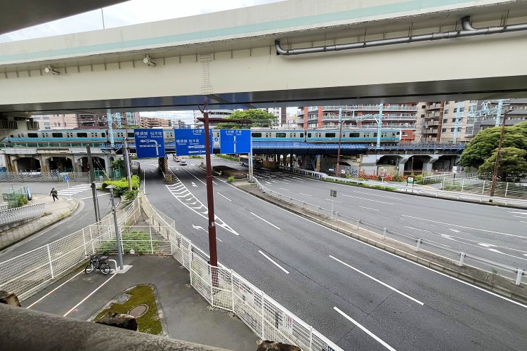 高島町交差点。このあたりは歩道橋を何度も上り下りさせられるので足がパンパンになる。