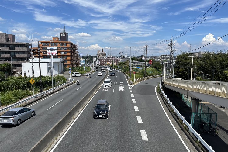 戸塚中継所を過ぎた後に振り返る。左が現在の駅伝コースであるバイパス「戸塚道路」、右が旧東海道であり旧駅伝コース。