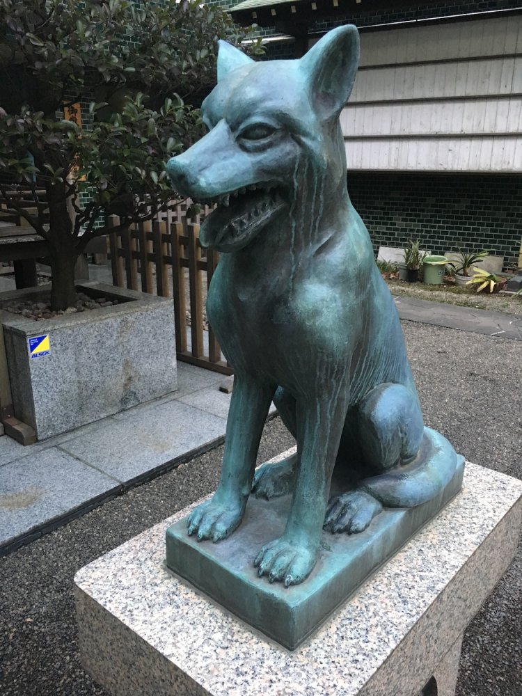 東京都渋谷区「御嶽神社」の狛犬は犬っぽさMAX。