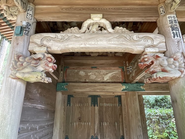 山門を守るように配された福岡県「清水寺」の獅子。