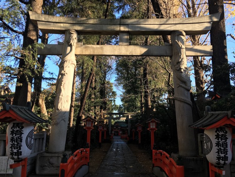 東京都杉並区「馬橋稲荷神社」には都内で3基のみの龍が巻きついた鳥居がある。