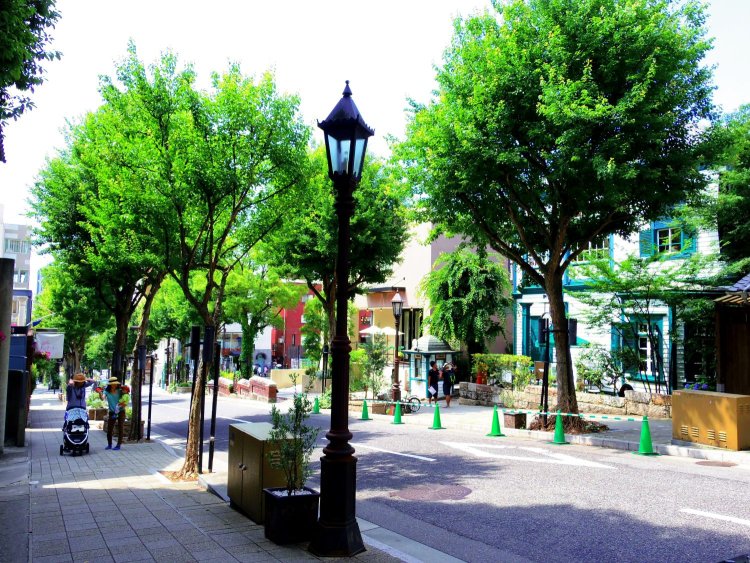 山裾の高台に古い洋館が立ち並ぶ北野異人館街は、神戸でも随一の観光名所。