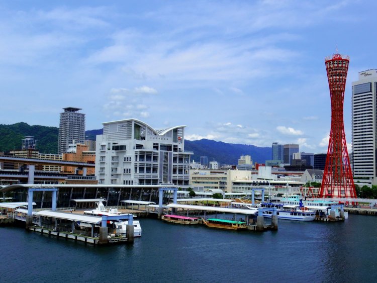 神戸の象徴ポートタワーは、世界初のパイプ構造の建造物として登録有形文化財にも指定されている.