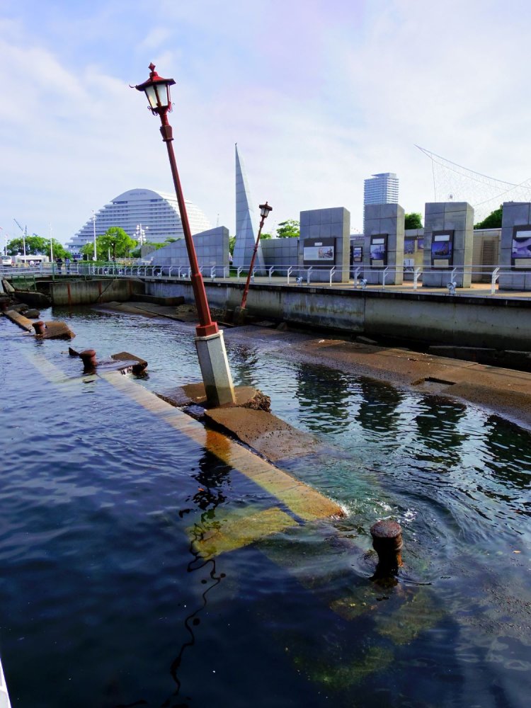 阪神・淡路大震災で崩壊したメリケン波止場
