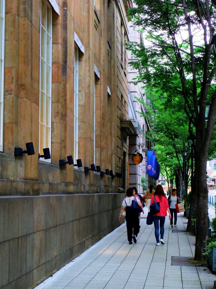 旧外国人居留地には、いまも重厚な石造りのビルが立ち並び異国情緒が漂う。