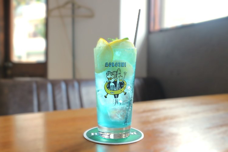 鮮やかなブルーが美しい、あお★レモンサワー640円。