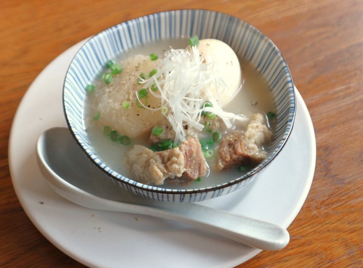 数量限定の白湯おでん600円。倍盛りは1000円。