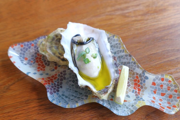 リピーター続出の蒸し牡蠣。おすすめの食べ方は、お酒と牡蠣のペアリングを楽しめるセット1180円。