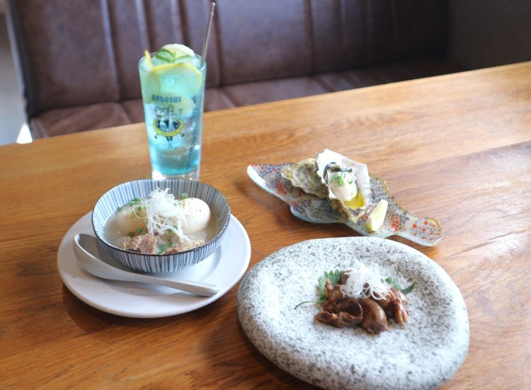 店の名物メニューを、鮮やかなブルーのあお★レモンサワー640円とともにいただこう。