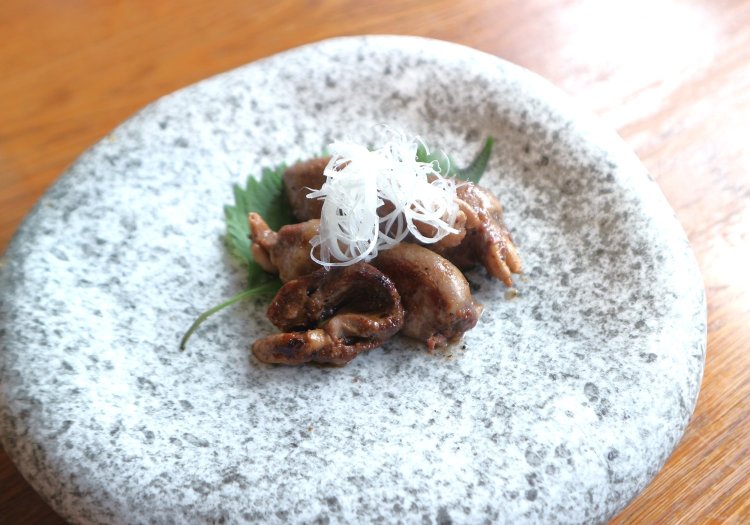 芸術的に盛り付けられたハツ焼き540円。