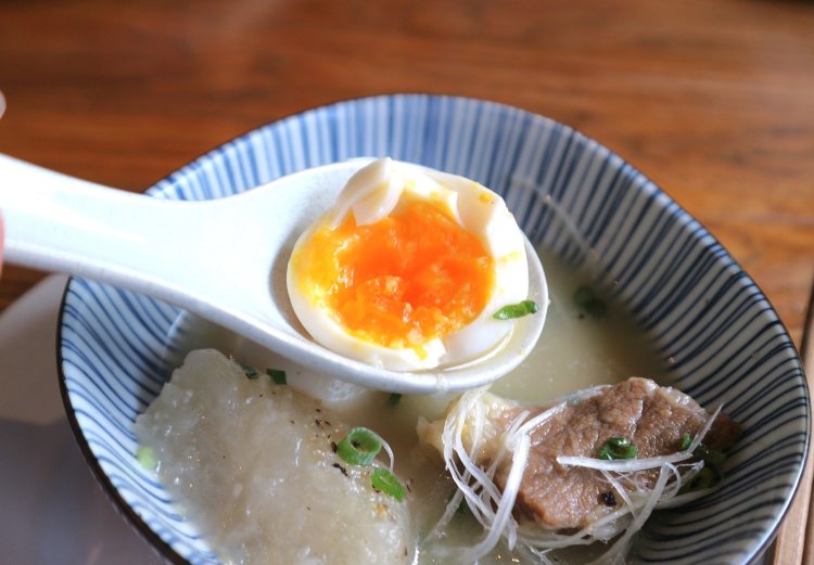 卵は半熟がこだわり。スープとは別で作るという、一手間かかった具材。