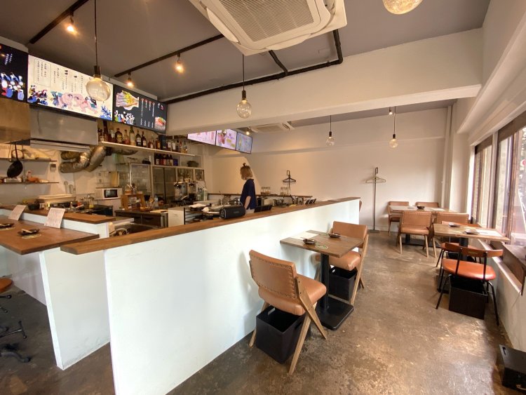 白×木目調の空間はおしゃれなカフェのよう。女性の一人客や年配の方、ファミリーなど客層は幅広い。