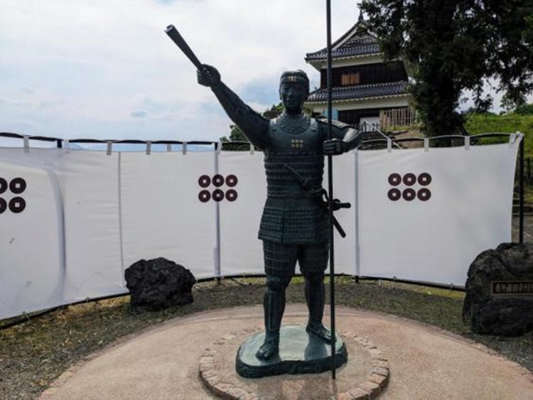 青年時代の真田幸村（信繁）の銅像。