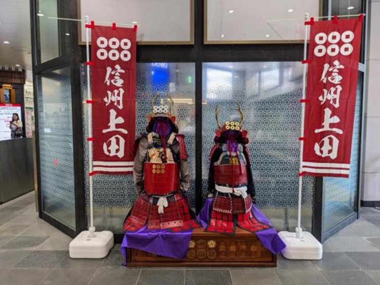 なんと駅構内に甲冑が！