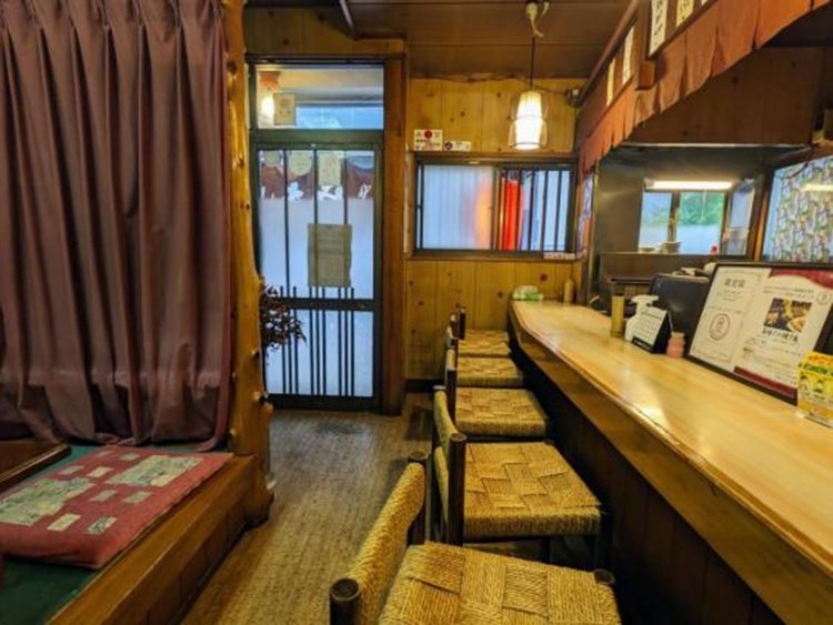 民芸風の落ち着く内観。