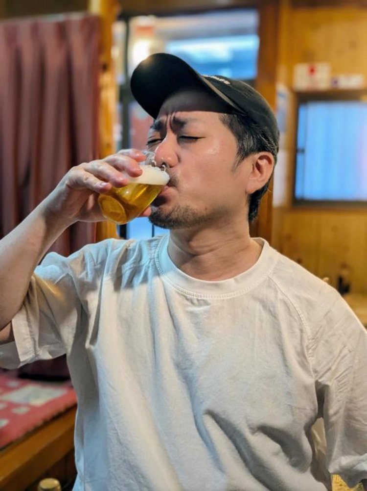 渇いた喉へ一気に麦汁を流し込む筆者。