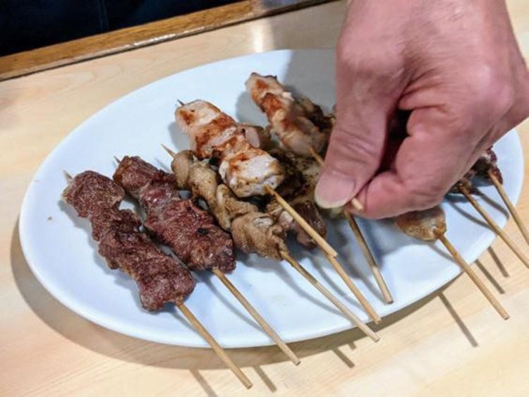 次々に並べられていく焼き鳥。