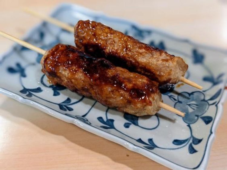 たっぷりのタレが塗られたつくね2本360円。