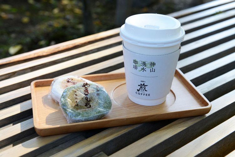 社務所横に「神山湧水珈琲 煎」がある。コーヒー500円、菓子付き700円。